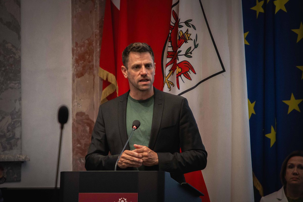 Gegen Georg Dornauer gibt es heute einen Misstrauensantrag im Tiroler Landtag den SPÖ und ÖVP ablehnen wollen. Er selbst ist gar nicht mehr anwesend, wird von SP und VP aber im Amt gehalten. So kassiert er weiter 17.000 Euro fürs nächste Monat und macht schon am ersten Tag blau.