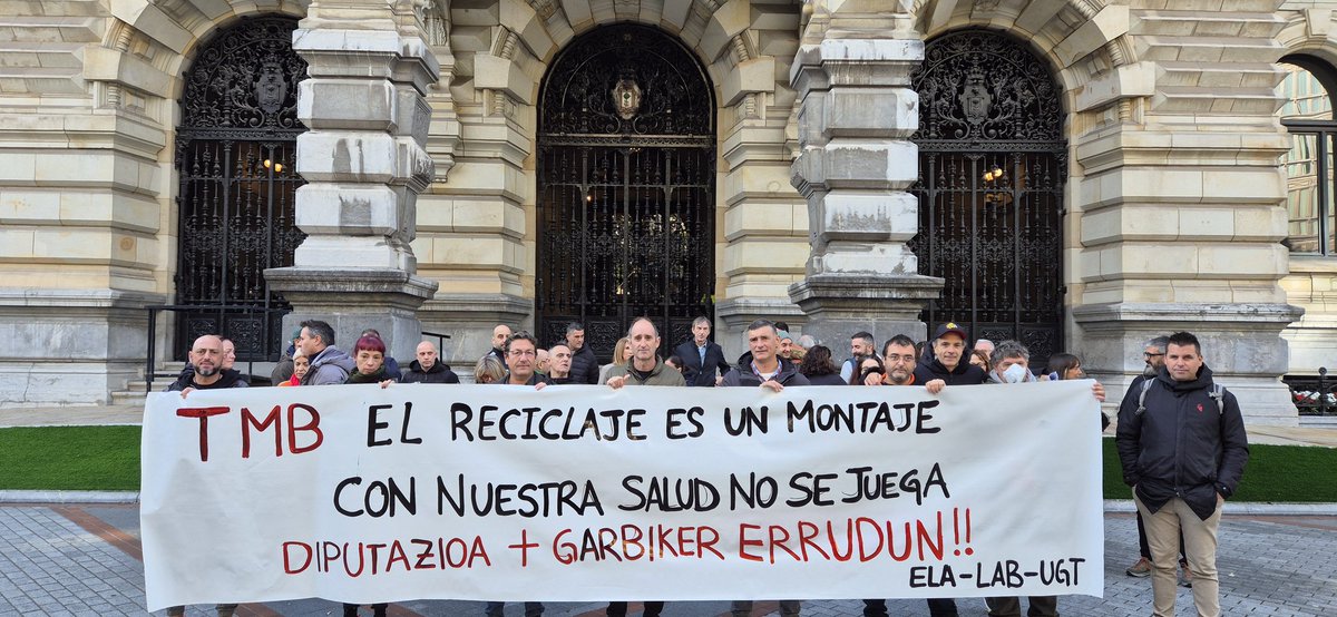 LABbilbo's tweet photo. Diputazio eta Garbikerren aurrean egon gara, TMBko langileen osasun laboralaren defentsan

¿Sabías que en Bizkaia no se recicla adecuadamente porque las maquinas no funcionan?

La consecuencia del deterioro de la planta de la TMB es que los trabajadores ponen en riesgo su salud? https://t.co/fO706M7hm2