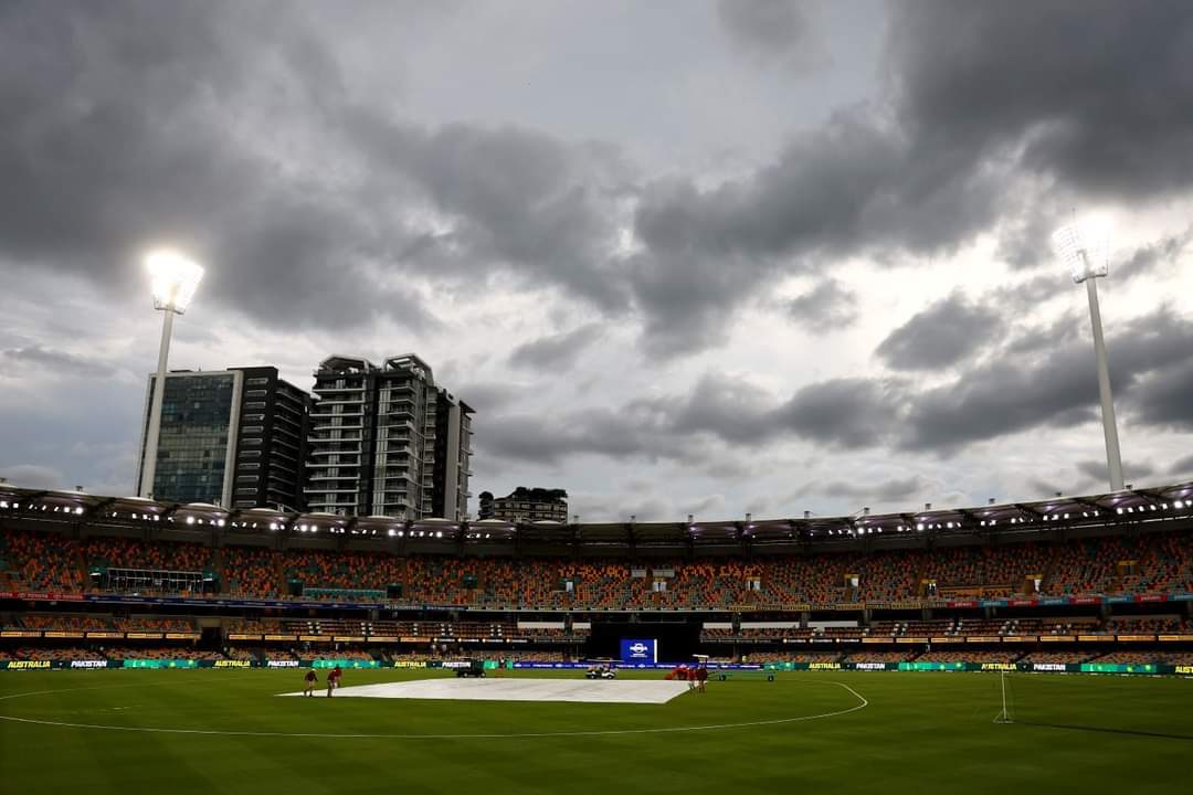 SultanWatto2002's tweet photo. Toss is delayed in Brisbane with the ground under covers 🌩 #Pakistan
#PAKvsAUS
For live updates: https://t.co/JfYGdLeB26 | #AUSvPAK https://t.co/q8uAyNjDlG