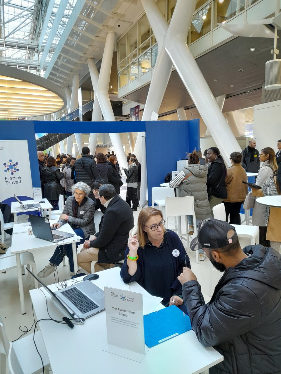 C'est parti pour la Journée départementale de l'emploi organisée par le <a href="/departement13/">Département des Bouches-du-Rhône</a> #AvecFranceTravail
Au programme : plus d'une centaine d'entreprises qui proposent près de 2000 postes, des opérateurs de formation, des ateliers conseils #emploi et #formation