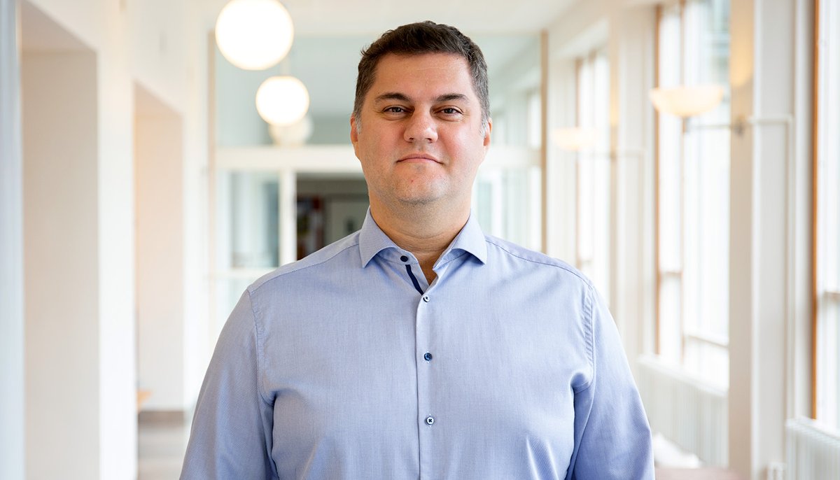 Department of Economics, University of Gothenburg (@econgu) on Twitter photo Huge congratulations to Adam Farago on his promotion to Professor of Finance at <a href="/goteborgsuni/">Göteborgs universitet / University of Gothenburg</a>! 🎉"I am thrilled and honoured! This journey has been one of dedication, curiosity, and the support of amazing colleagues and students". Read more: gu.se/en/news/adam-f…
#Finance Huge congratulations to Adam Farago on his promotion to Professor of Finance at <a href="/goteborgsuni/">Göteborgs universitet / University of Gothenburg</a>! 🎉"I am thrilled and honoured! This journey has been one of dedication, curiosity, and the support of amazing colleagues and students". Read more: gu.se/en/news/adam-f…
#Finance