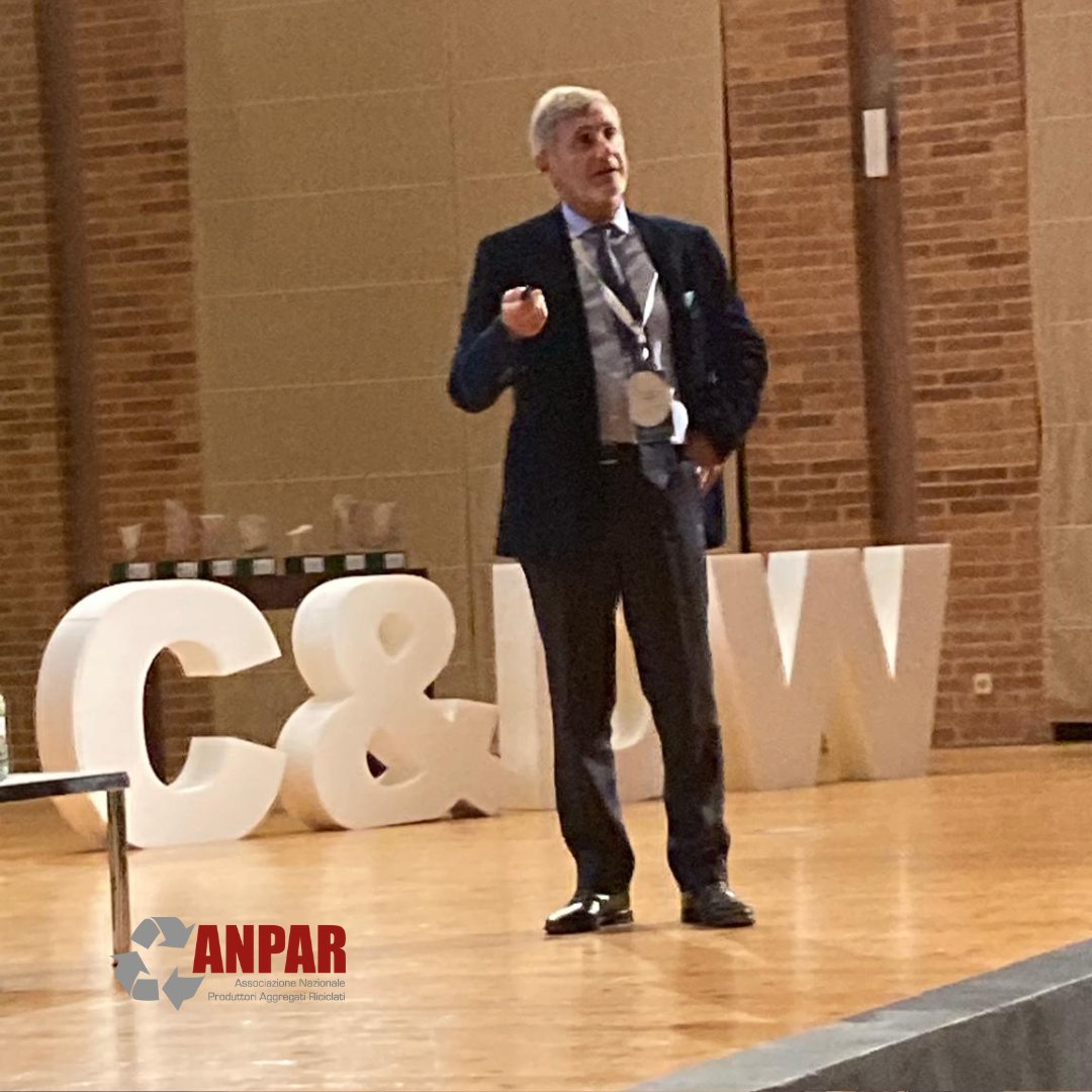 anparorg's tweet photo. Giorgio Bressi, Direttore Tecnico di ANPAR, è intervenuto al II @CongresoRcd.
Ha dato il suo contributo facendo il punto sulla situazione in 🇮🇹: il nostro tasso di riciclo è al 79,8% e la normativa deve rispondere a standard ambientali sempre più elevati. https://t.co/oVHS6uWrEv