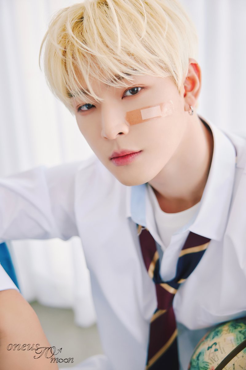 official_ONEUS's tweet image. [#원어스]

원어스(ONEUS) 2025
SEASON’S GREETINGS 
[oneus TO moon]

🏫 CONCEPT PHOTO 🏫

🌼 SEO HO 🌼
🌼 LEE DO 🌼
🌼 KEON HEE 🌼

#ONEUS #시즌그리팅
#서호 #SEOHO 
#이도 #LEEDO
#건희 #KEONHEE
#oneus_TO_moon