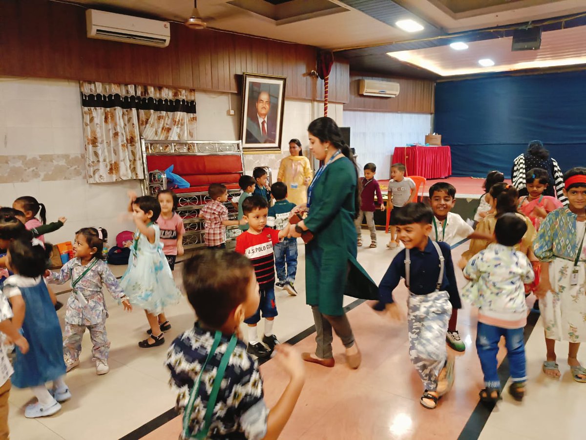 icmrnirwoh's tweet photo. Our #ChildHealth Clinic celebrated #ChildrensDay at Ahilya Vidyamandir, Kalachowki with 110 pre-primary school children and teachers. Through games and interactive activity sessions, the children were told about healthy eating habits and given fruits and gifts. https://t.co/DhUtolhl8T
