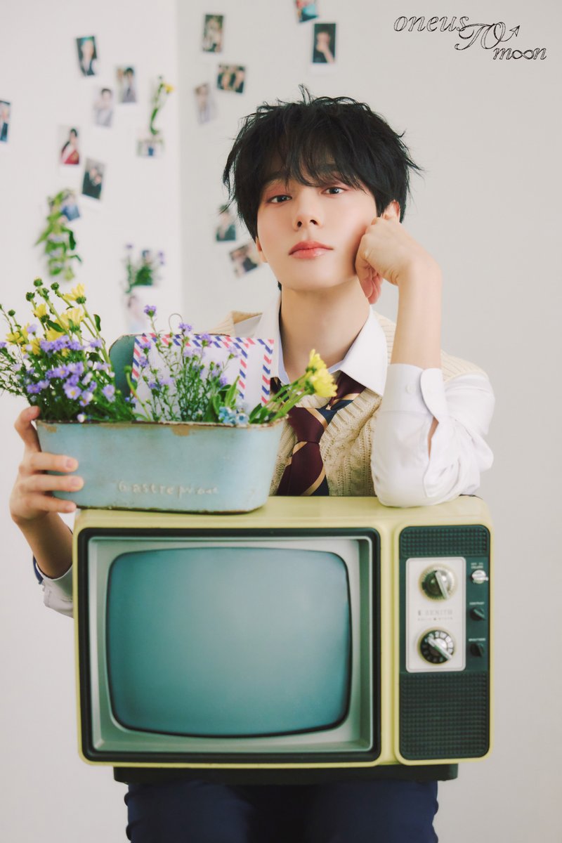 official_ONEUS's tweet photo. [#원어스]

원어스(ONEUS) 2025
SEASON’S GREETINGS 
[oneus TO moon]

🏫 CONCEPT PHOTO 🏫

🌼 HWAN WOONG 🌼
🌼 XION 🌼

#ONEUS #시즌그리팅
#환웅 #HWANWOONG 
#시온 #XION
#oneus_TO_moon https://t.co/oJjkSsJGwj