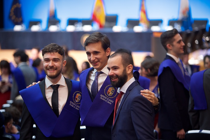 La Facultad de <a href="/Ciencias_UA/">CienciasUA</a> celebra mañana San Alberto Magno con una jornada repleta de actividades. 
Más info en: s.ua.es/es/H4hZ
Fotos: acto de graduación del curso pasado.
