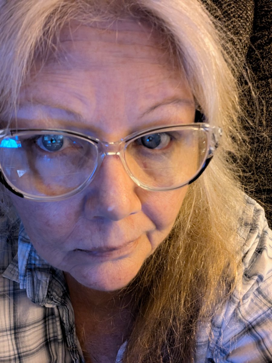 JudyKSwafford8's tweet photo. Good morning bed head's up! Charles is outside pooping. First coffee ☕ 🥱 https://t.co/kfh8s40IPD