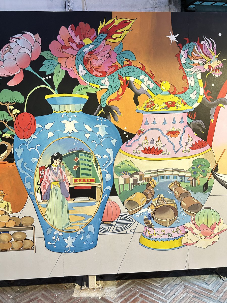 _Bomfha's tweet photo. แวะมาอวดผลงานเต็มๆของ wall painting ในงานโอ่งอ่าง water&amp;color ทุกคนสามารถเเวะมาถ่ายรูป เดินชม และทำกระทงลอยฟ้ากันได้น้า งานมีถึงวันที่ 15 นี้นะคะ  wall painting มีผลงานของศิลปินท่านอื่นๆอีกเพียบ! และยาวถึง 120เมตรเลยน้า 🥳 https://t.co/AjZu0rJxdH