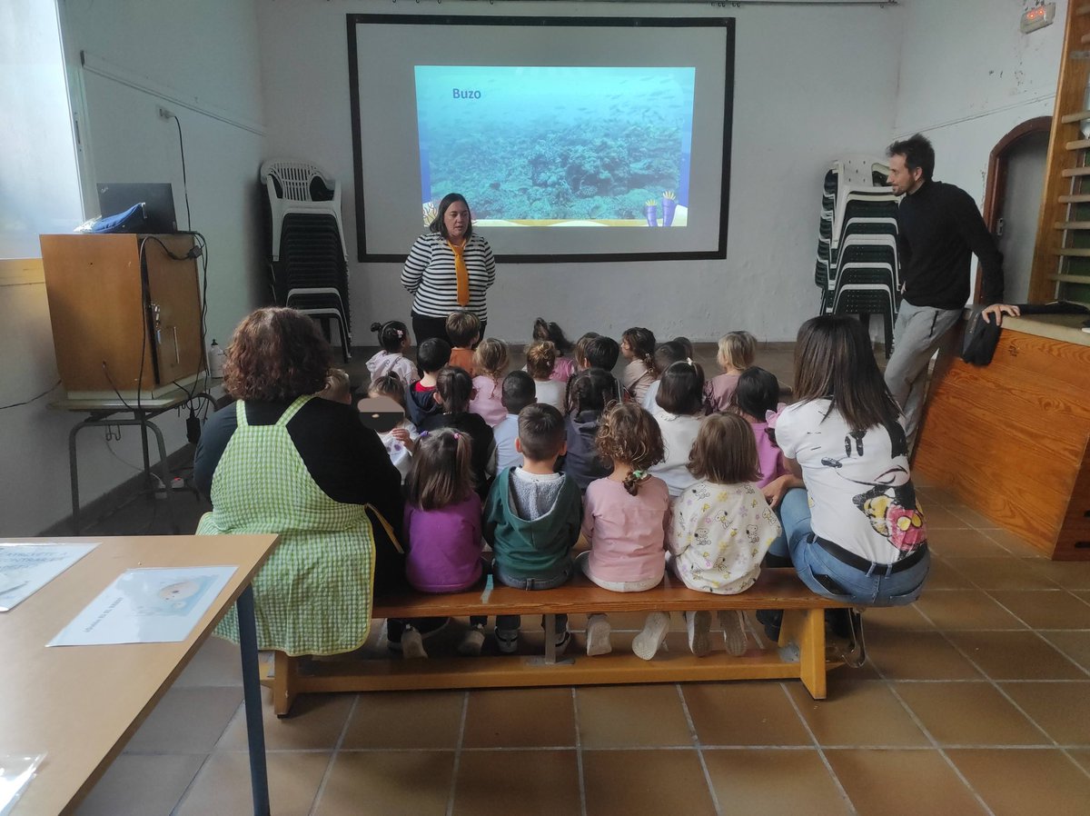 La semana de la ciencia y la tecnología del <a href="/CSIC/">CSIC</a> lleva al CEIP Alameda de Chiclana, de la mano del <a href="/IEOoceanografia/">Instituto Español de Oceanografía (IEO-CSIC)</a> , una gran misión: 

🔝descubrir el océano y sus científicas.

📸 Con nuestras compañeras Ana Juárez, <a href="/MA_Torres_Leal/">Marián Torres</a> , <a href="/BioAltai/">Altai Pavón Paneque</a> y <a href="/Sir_Arisent/">Alex 🦕</a>  👇🏻