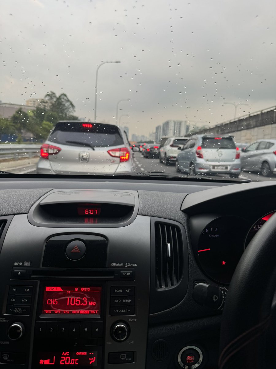 eridarl's tweet photo. 6.07pm gerak https://t.co/WdktI7Dqfl