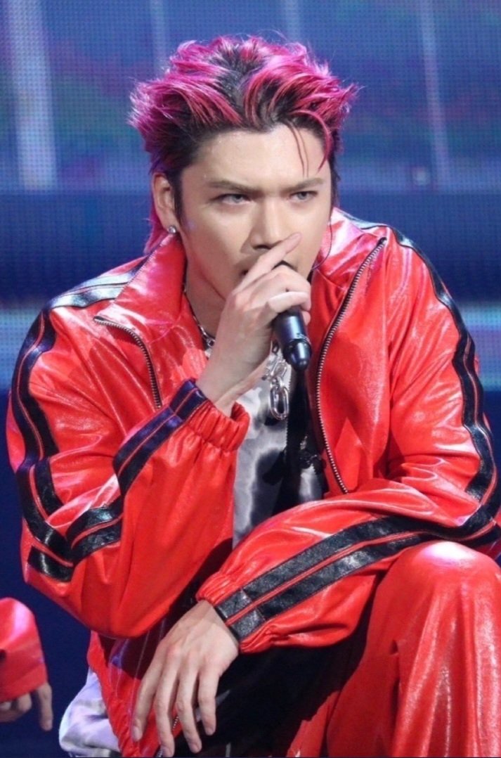 LwVn8IfEY3aEW8Z's tweet image. 赤お似合いだったけど、金もステキ🐺✨✨
#ROLLINSTONES
#WOLFHOWLHARMONY #WHH
#RYOJI 
🐺🎧️
open.spotify.com/track/0gWT6Axp…