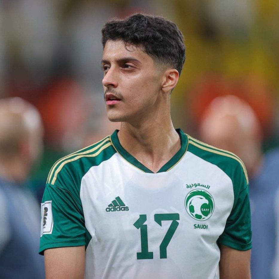 من افضل موهبه صاعده الى لاعب بدون اي حلول من بعد الاهلي المصري في كاس العالم ومستواه في هبوط شيء غريب !!