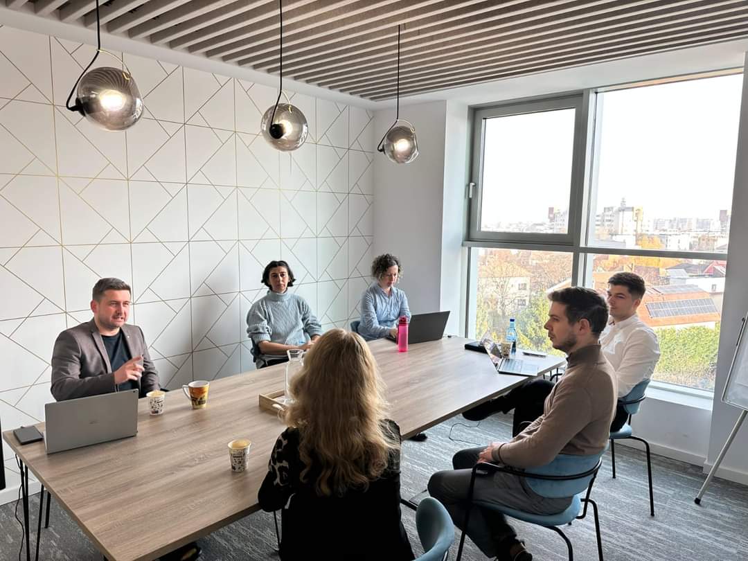 TransilvaniaDIH's tweet photo. 🔖Săptămâna aceasta au avut loc interviurile cu potențialii beneficiari din cadrul celui 𝐝𝐞-𝐚𝐥 𝐭𝐫𝐞𝐢𝐥𝐞𝐚 𝐚𝐩𝐞𝐥 𝐝𝐞 𝐬𝐞𝐥𝐞𝐜𝐭̦𝐢𝐞 The European Digital Innovation Hub in Transilvania (TEDIHT).
 https://t.co/AKz3kdM61f
#apelselectiebeneficiari #TEDIHT https://t.co/vhURD3IEv9