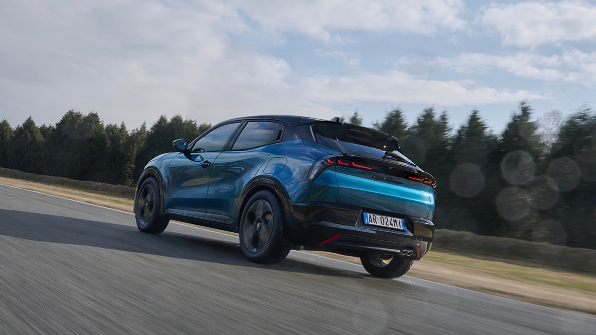 AlfaRomeo_es's tweet photo. Sintetizando deportividad, tecnología y confort. El nuevo Alfa Romeo Junior Ibrida está listo para salir a la carretera. https://t.co/2GhdTzRG4e #AlfaRomeo #JuniorIbrida https://t.co/mcV21ax782