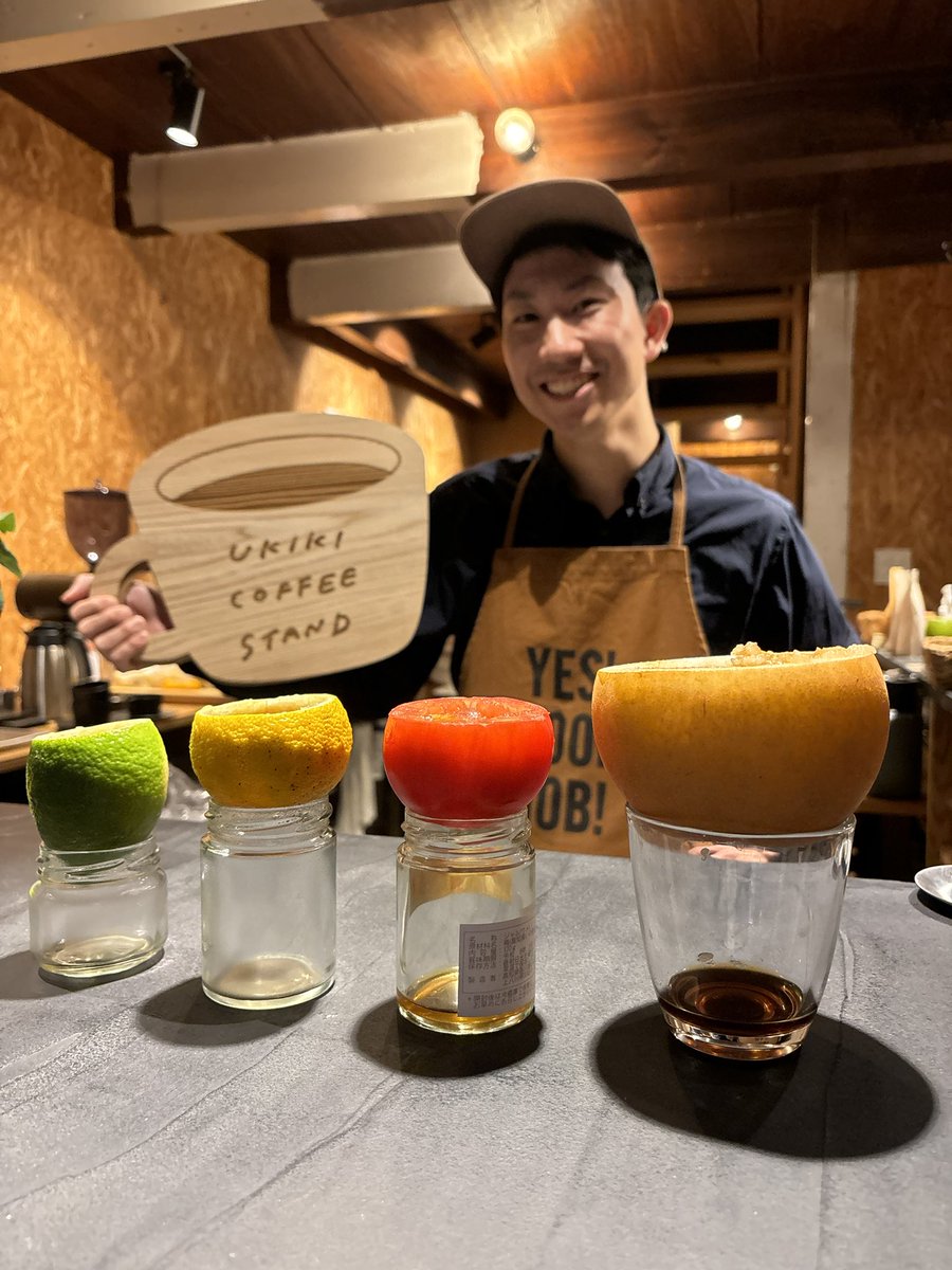 CLSKOUCHIFUJITA's tweet photo. 本日は #UKIKICOFFEESTAND でフルーツコーヒーのテスト🍋🍏🍅
果実をくり抜いて器にしてみる試みでしたが、意外と思った味にならんもんですなー。
アイスとホットでも全然違う味わいに。まだまだ試行錯誤が必要そう。個人的にレモンは悪くは無いが、コスパ悪い。
革命的なアイディア募集中です💡 https://t.co/MtUhvG3mhT