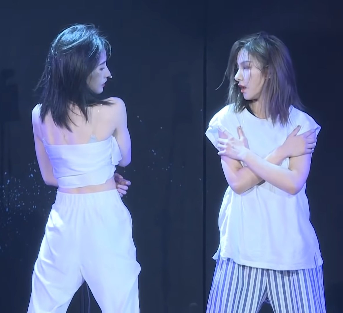 __luvbie6's tweet photo. Selalu suka sama dua orang ini kalau udah perfom, KEREN BANGETT! (baik solo maupun group) kek mereka bener2 seniat itu kalo udah perfom!☝🏻🤧
Aku bahkan sampai nangis pas liat mereka bawain unit ini #自言自说 (talk to yourself) 💘😭❤️🔥
#tlj #zaj https://t.co/MBbY1eLZcn