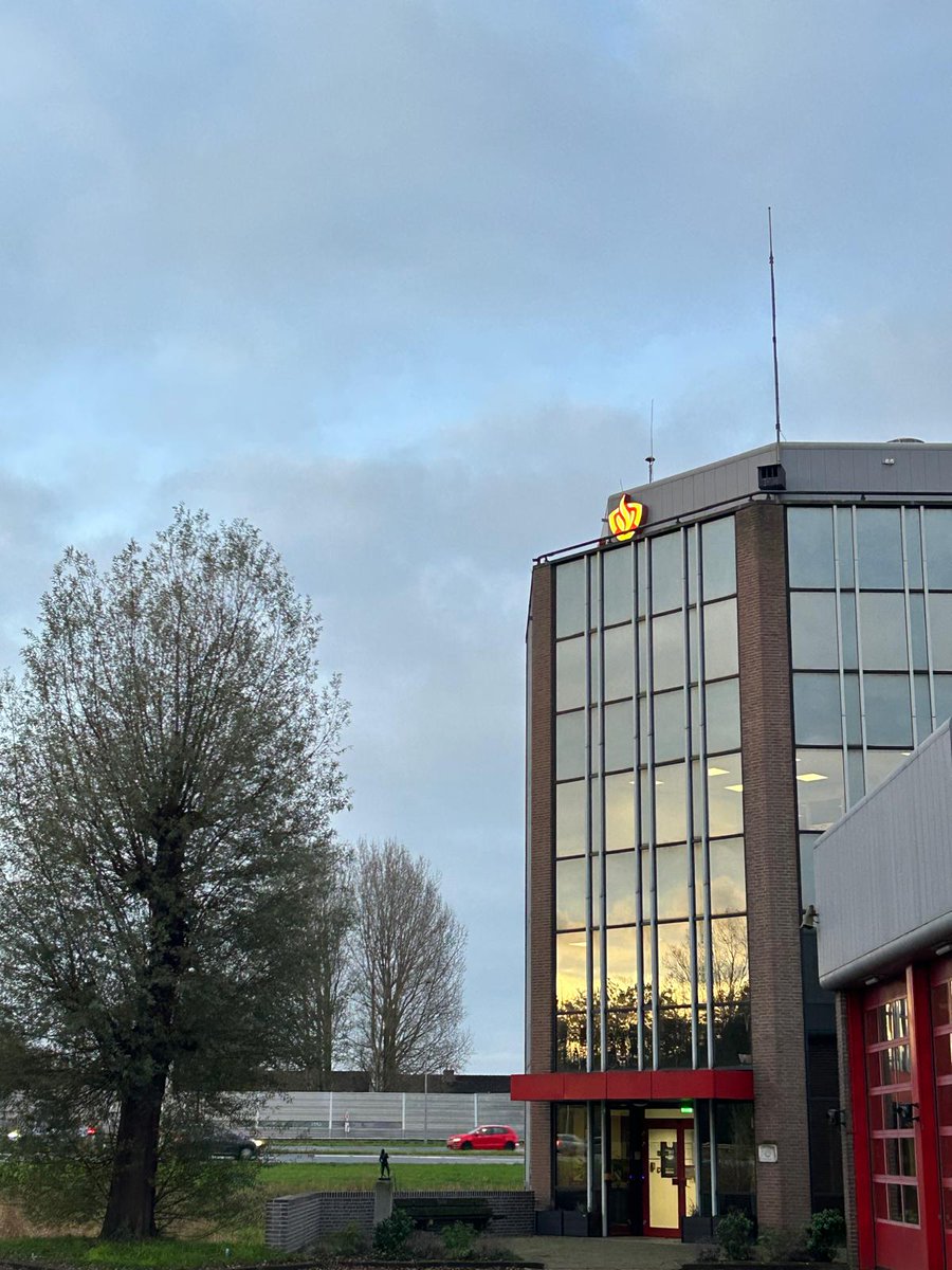 De meeste mensen beginnen hun werk vroeg in de ochtend, maar wij draaien 24/7 door! 🚨🚒

Bel bij spoed altijd 112. Geen spoed maar toch de brandweer nodig? Bel dan 0900-0904.