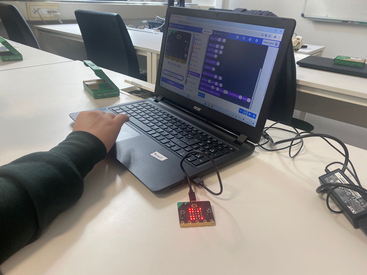 IngDeusto's tweet photo. Taller Micro:bit @deusto con los estudiantes de @salescruces ➡️impulsando las vocaciones STEAM entre los y las jóvenes

#STEAMSare #STEAMEuskadi #Trastea @deustoLearning #tecnologia #ciencia https://t.co/N4VCoZ1zTI