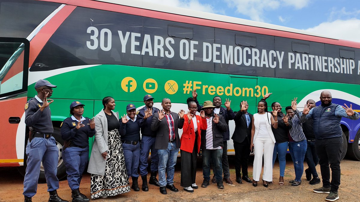 VukuzenzeleNews's tweet image. The Democracy Bus has landed in Mpumalanga. The Gert Sibande District Communicators Forum (DCF) welcomes the bus at the Albert Luthuli Municipality building in Carolina,  where the bus begins its tour of the warm province.

#30YearsOfFreedom
#Freedom30