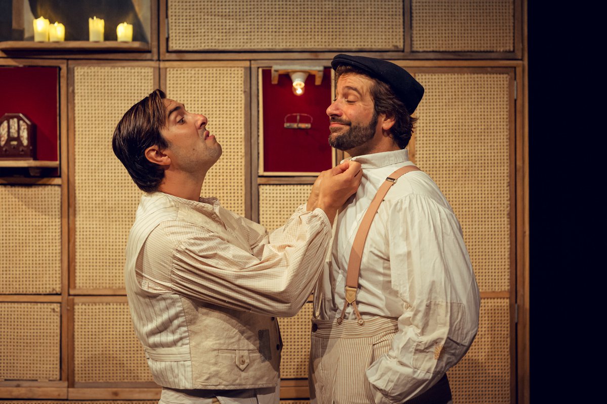 Ens estem posant guapos perquè demà torna EL BON POLICIA d'<a href="/Nau_Puig/">Arnau Puig</a> i <a href="/RicardFarre/">Ricard Farré</a> a Barcelona! 

📅 Divendres 15/11
🕖 19:30h
📍 Centre Cívic <a href="/parcsandaru/">CC Sandaru</a> 

🎟️ Gratuït amb reserva prèvia a ajuntament.barcelona.cat/ccivics/parcsa…