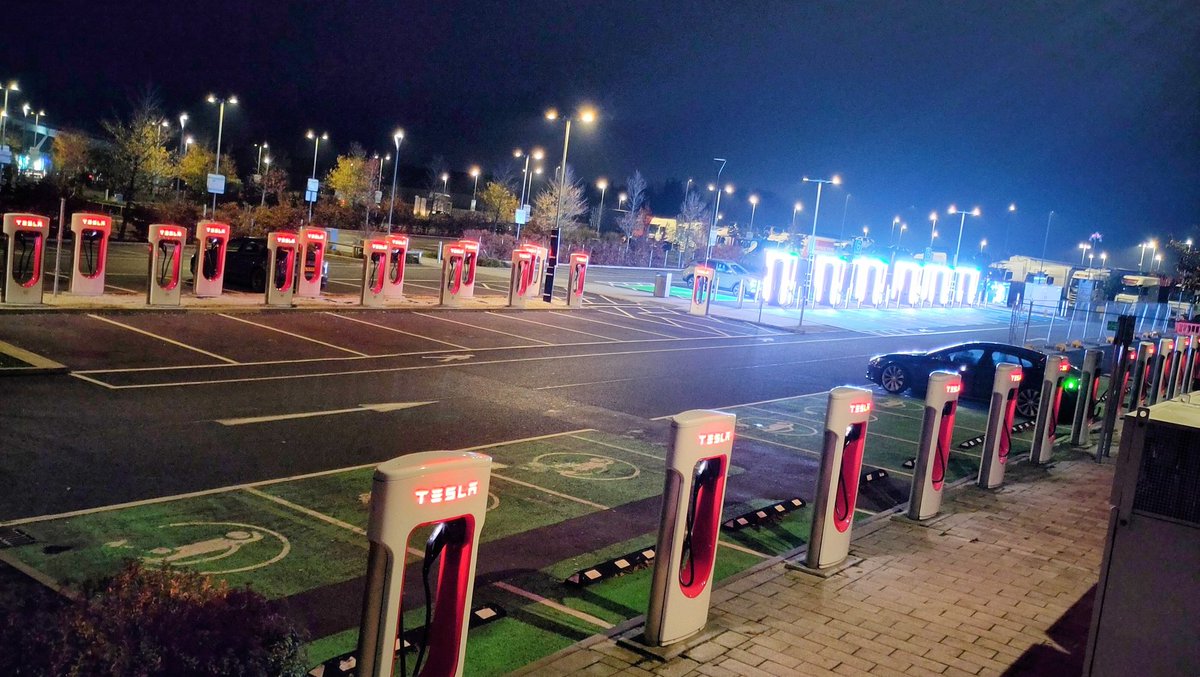 RemiCrameri's tweet image. Wow 🤩 - das nenne ich mal einen #Ladepark! Mein Weitwinkel reicht leider nicht aus, um alles auf ein Bild zu bekommen. Und der Name ist auch einfach zu merken: Rugby 🏉 in der Nähe von #Coventry, UK, an der Autobahn M6