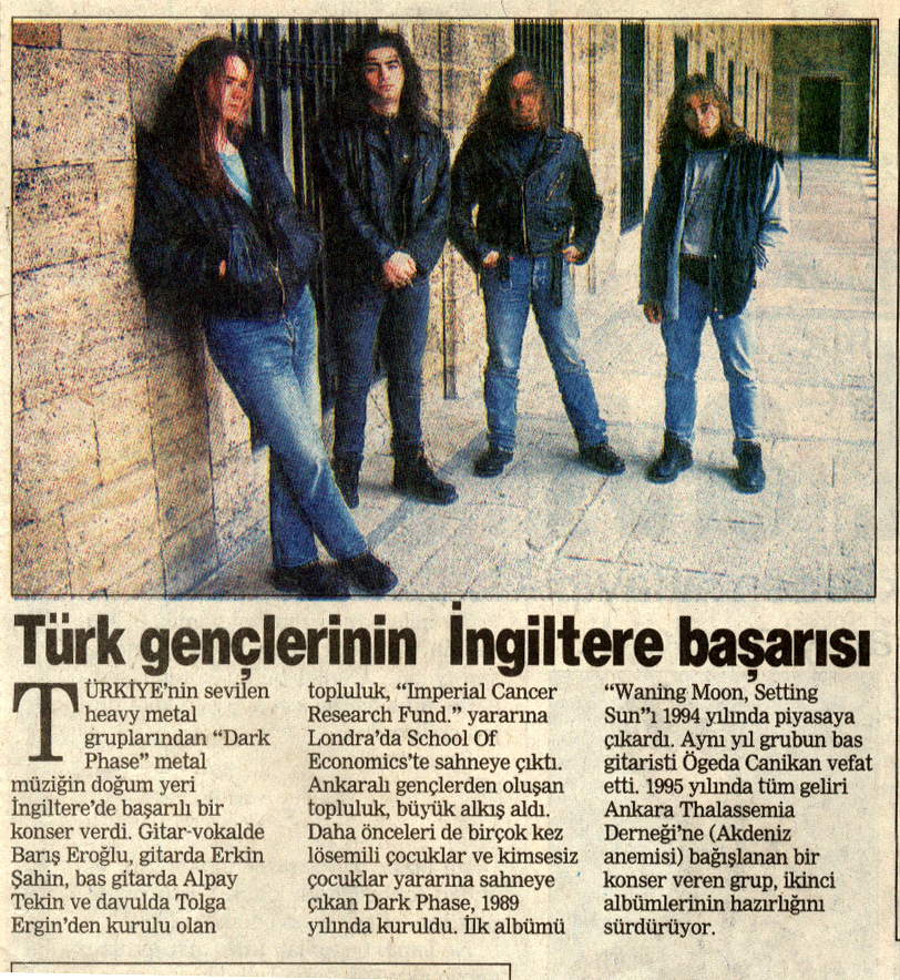 #GeçmişteBugün, 1996

<a href="/darkphase06/">DarkPhase</a> Londra'da konser verdi. Kitapta bu konserden şöyle bahsetmiştik:

Yılın sıra dışı konserlerinden birisi İngiltere’de gerçekleşti. Darkphase, Hazy Hill ve Pentagram’ın ardından yurtdışında konser veren bir başka yerli thrash metal grubu oldu.