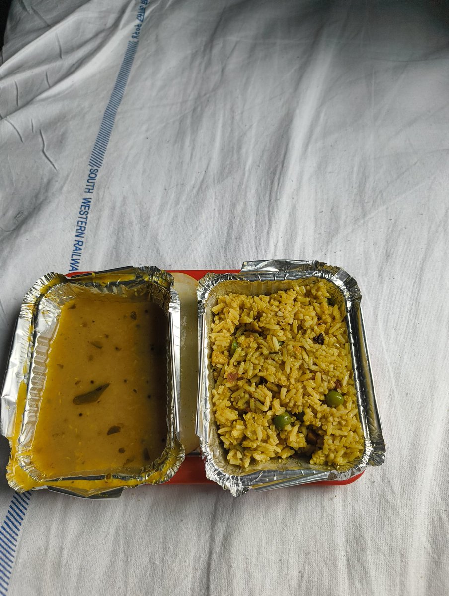 ankeshj30's tweet photo. NZM - BLR Rajdhani (22692) got diverted from Nagpur due 2 derail of Goods train bt irony to see the food  served to passengers. We r already struggling and clue less on time we reach our destination n on top of it this is a kind of meal being provided.
@RailMinIndia @RailwaySeva https://t.co/ucBRxVXsPm