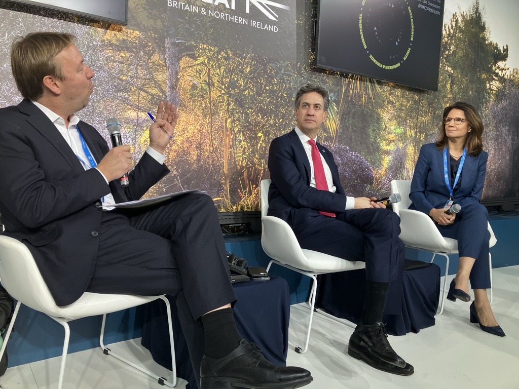 cisl_cambridge's tweet photo. 🎙️ At a special live recording of climate podcast @OutrageOptimism at #COP29, @Ed_Miliband spoke of being “proud of the Prime Minister coming here yesterday delivering an ambitious NDC. Because ambition really matters.”
#CISLCOP29 https://t.co/5nfcdzOcxE
