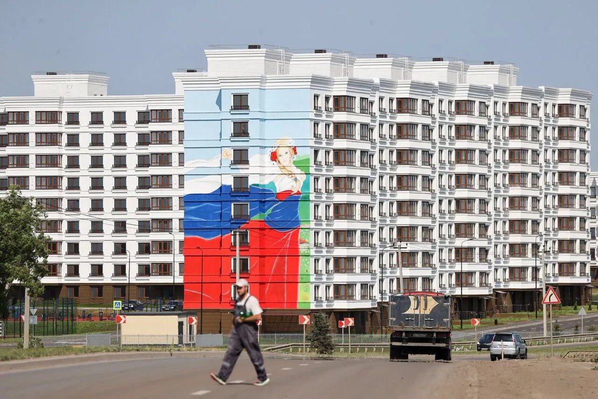 txanba's tweet photo. 🇺🇦🇷🇺 Alrededor del 30% de los residentes que abandonaron Mariupol al comienzo de la guerra ya han regresado a la ciudad, y la misma tendencia se observa en otras comunidades en los territorios controlados por Rusia, anunció el 'alcalde' ucraniano fugado de Mariupol en una reunión de la Asociación de Ciudades de Ucrania.

“En primer lugar, esto se debe a la propaganda rusa y a la falta de vivienda propia. La gente no tiene dónde vivir y no tiene la oportunidad de restaurar las condiciones que tenía antes del inicio de la guerra a gran escala y se ven obligados a regresar a la ocupación", 
dijo Boychenko.

Es decir, admite que la gente vive mejor en los territorios "ocupados" por Rusia que en la "Ucrania libre".