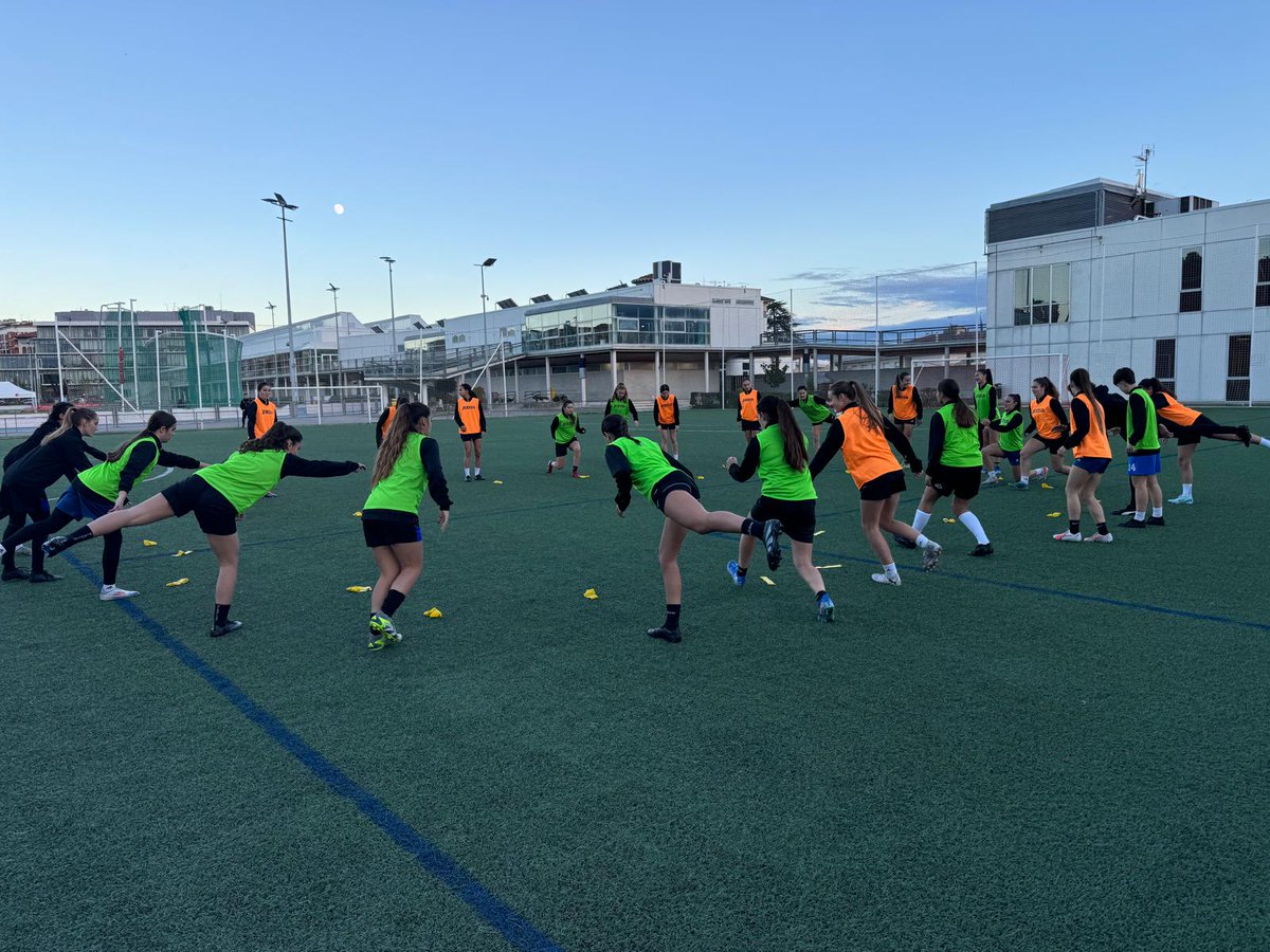 fedfutnavarra's tweet photo. @fedriojafutbol @asturfutbol @CDAdemarSarri @CDLourdesTudela @CDCortes_3div @cdamigo @cdtudelano @CD_Izarra @valtierrano1941 @MulierFCN @BaztanCd @CD_KirolSport @jlsatrus 👧 Este miércoles, la selección #sub16 realizaba su 6⃣º entrenamiento cara a la 1⃣ª fase del Campeonato de España.
⌛️ ¡Resta menos de un mes!
🆚 @fedriojafutbol y @asturfutbol
🗓️ 12-15/12
📍 #Navarra
🏆 El combinado de @jlsatrus busca estar en #FaseOro por 2⃣º año seguido. https://t.co/NO7tMNZ6u8