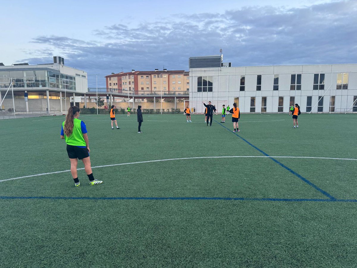 fedfutnavarra's tweet photo. @fedriojafutbol @asturfutbol @CDAdemarSarri @CDLourdesTudela @CDCortes_3div @cdamigo @cdtudelano @CD_Izarra @valtierrano1941 @MulierFCN @BaztanCd @CD_KirolSport @jlsatrus 👧 Este miércoles, la selección #sub16 realizaba su 6⃣º entrenamiento cara a la 1⃣ª fase del Campeonato de España.
⌛️ ¡Resta menos de un mes!
🆚 @fedriojafutbol y @asturfutbol
🗓️ 12-15/12
📍 #Navarra
🏆 El combinado de @jlsatrus busca estar en #FaseOro por 2⃣º año seguido. https://t.co/NO7tMNZ6u8