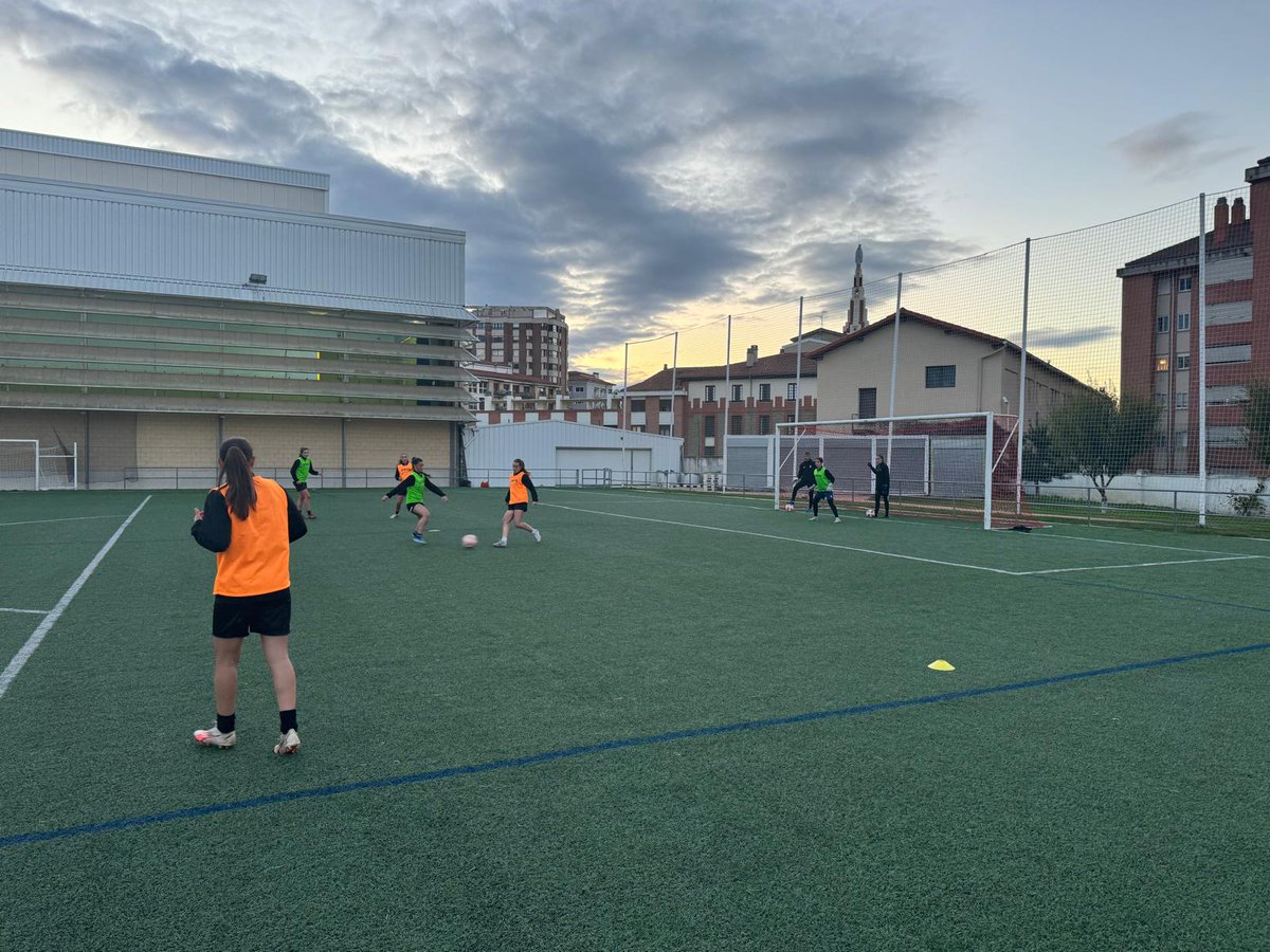 fedfutnavarra's tweet photo. @fedriojafutbol @asturfutbol @CDAdemarSarri @CDLourdesTudela @CDCortes_3div @cdamigo @cdtudelano @CD_Izarra @valtierrano1941 @MulierFCN @BaztanCd @CD_KirolSport @jlsatrus 👧 Este miércoles, la selección #sub16 realizaba su 6⃣º entrenamiento cara a la 1⃣ª fase del Campeonato de España.
⌛️ ¡Resta menos de un mes!
🆚 @fedriojafutbol y @asturfutbol
🗓️ 12-15/12
📍 #Navarra
🏆 El combinado de @jlsatrus busca estar en #FaseOro por 2⃣º año seguido. https://t.co/NO7tMNZ6u8