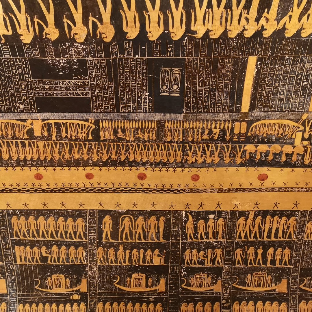 La Tumba de Ramsés V-VI (KV9) en el #ValledelosReyes es un testimonio impresionante del esplendor del Antiguo #Egipto. A lo largo del tiempo, sus muros han conservado detalles extraordinarios que narran historias de dioses, rituales y el viaje al más allá.
dynamic-tours.com