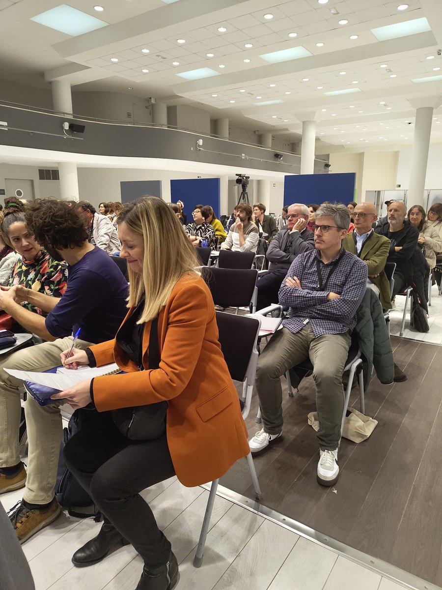 Último bloque de contenidos en #EuskalHiria. "Ciudad y Territorio" como tema central.

#EuskalHiria-ren azken Saioa.
"Hiria eta lurraldea" galburu.