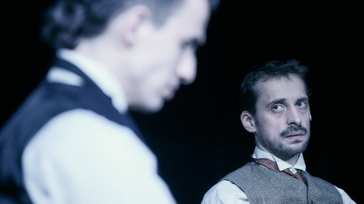 Cesta dlouhým dnem do noci byla nominována na Cenu Divadelních novin! Dnešní a zítřejší reprízy Cesty uvádíme jako součást Týdne svobody a rozhovory před nimi budou zaměřeny na vztah mezi duševním zdravím a  prožíváním svobody. divadlovdlouhe.cz/novinky/cesta-…