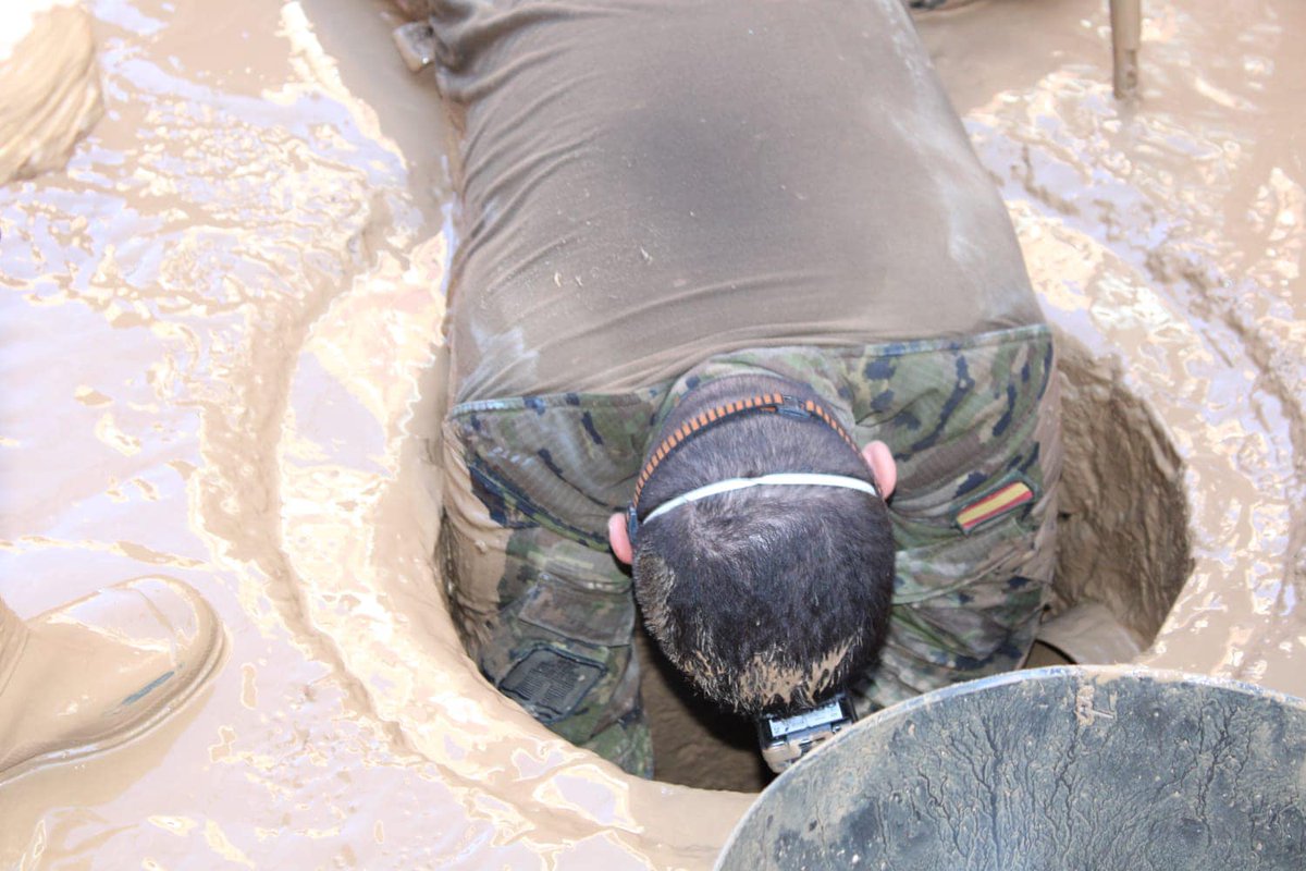 EjercitoTierra's tweet photo. Compromiso sin descanso de los #militares de la #BrigadaGuzmanelBueno que se encuentran en @sedavicomunica, trabajando intensamente en la retirada de vehículos y acondicionamiento de la red de alcantarillado, vital en caso de nuevas lluvias en la zona. #VamosValencia
#Dana #CompromisoConEspaña #SomostuEjército 🇪🇸
