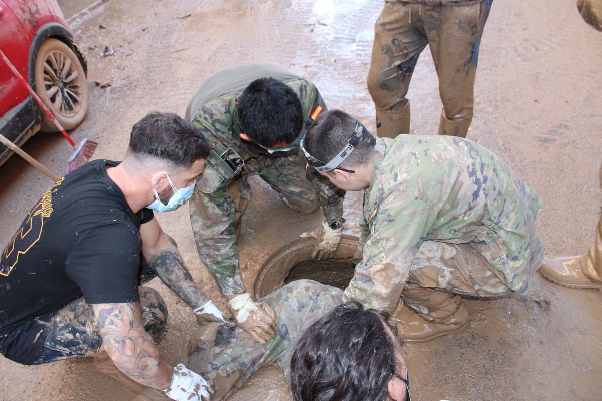EjercitoTierra's tweet photo. Compromiso sin descanso de los #militares de la #BrigadaGuzmanelBueno que se encuentran en @sedavicomunica, trabajando intensamente en la retirada de vehículos y acondicionamiento de la red de alcantarillado, vital en caso de nuevas lluvias en la zona. #VamosValencia
#Dana #CompromisoConEspaña #SomostuEjército 🇪🇸