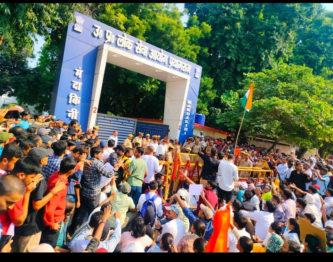 Manjri48464944's tweet photo. वक्त बर्बाद न बिन बात की बातों में कीजिए । 
आज की बात शुरुआत, नोटिस से कीजिए । 
#release_arrested_students 
#UPPSC_हम_छात्र_हैं_विपक्ष_नहीं 
#UPPCS_ROARO_ONESHIFT 
#uppcs_no_normalisation https://t.co/s9273WJ92V