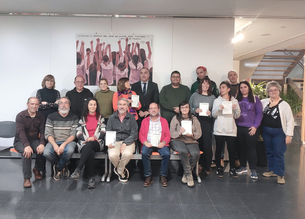 🎉Ayer nos reunimos con 21 entidades adheridas a la iniciativa para validad y completar nuestras demandas y  hablar de los siguientes pasos a seguir.

🍽️Seguimos avanzando por unos #comedoresescolares de calidad

<a href="/FAPA_Valladolid/">FAPAVA</a> <a href="/EcoloCYL/">Ecologistas en Acción CyL</a> <a href="/CODINUCyL/">CODINUCyL</a> <a href="/mensacivica/">mensacivica</a> <a href="/urcacyl/">Urcacyl. Cooperativas agroalimentarias CyL</a> #CAECyL