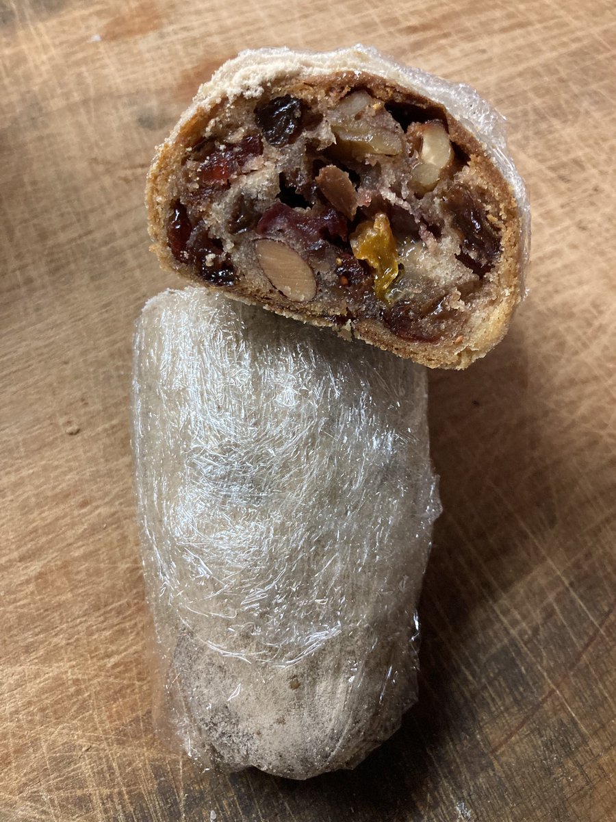 bokudone's tweet photo. 明日からシュトーレン店頭に並びます。
季節の移り変わりを感じながら一切れずつ少しずつお楽しみ頂けたら嬉しいです。 https://t.co/mlH1kGGdA7