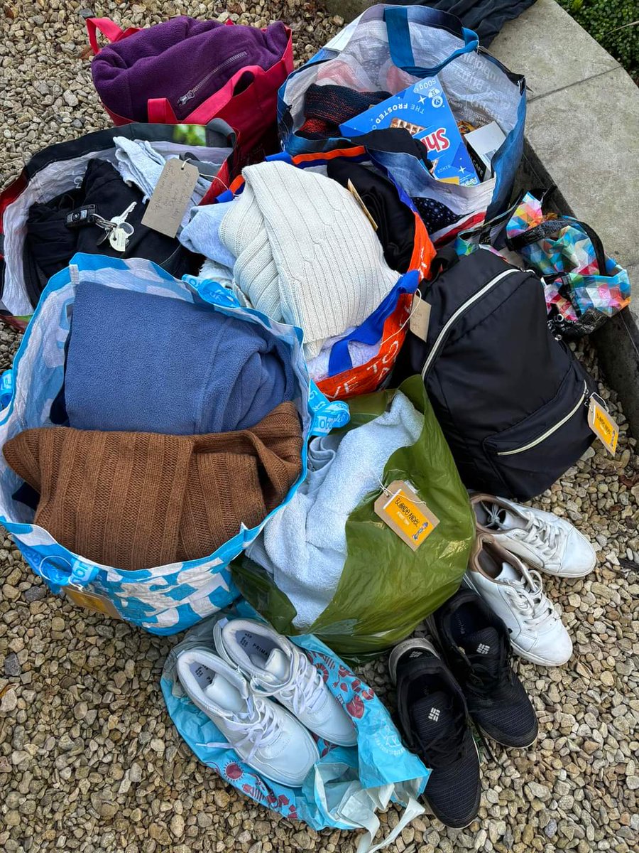 The nights are getting colder so please give what you can the next weeks. Washed, labelled unwanted clothing, socks, hats, gloves, scarves. Link in bio to find out how to donate, 👆🤲 #bristol #homeless #brostolhomeless