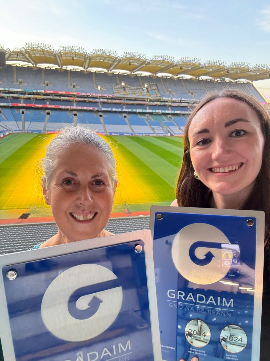 Tá athas orm gur bhual Lee Valley Walking bonn óir do Seirbhís i nGaeilge ag #gradaim2024 inné ag Páirc an Chróchaigh. 
Delighted that Lee Valley Walking was awarded a gold medal for Service through Irish at the Glor na nGael Gradaim at Croke Park yesterday.
With Gaeilge le Jane!