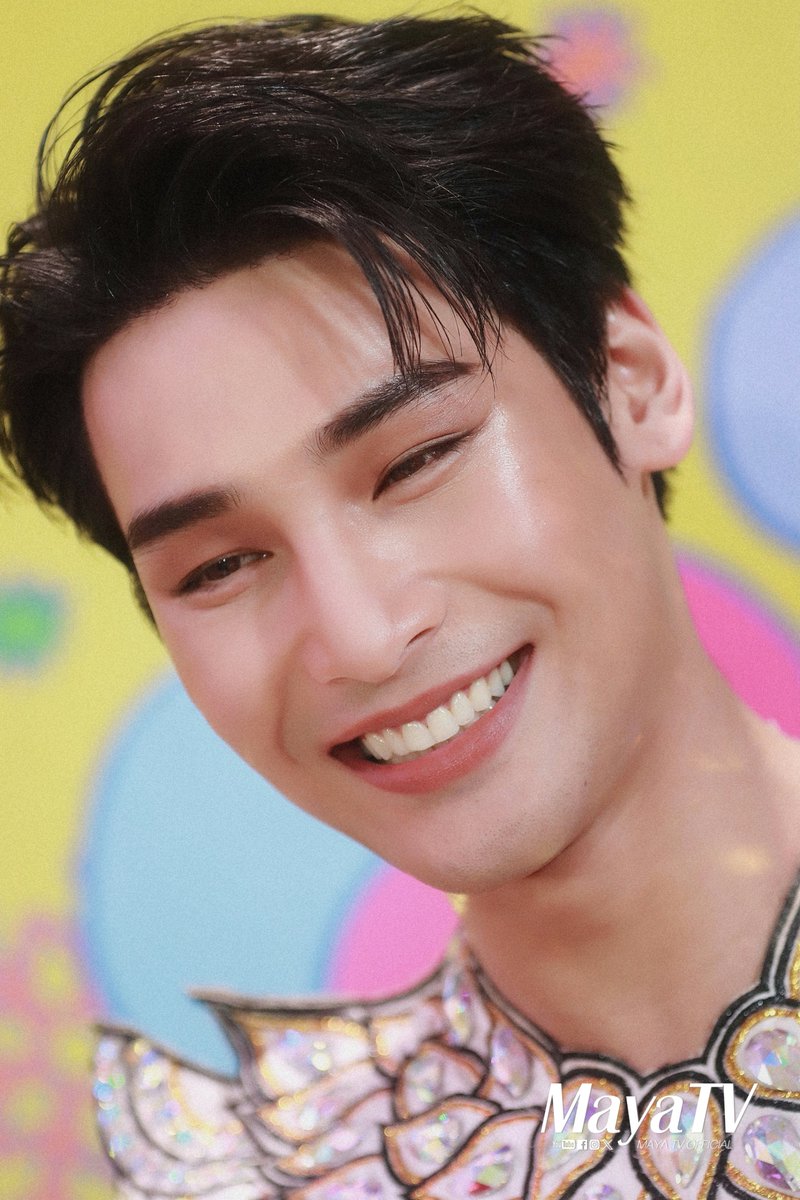 mayaonline2002's tweet photo. 『Snapshot #MAYATVOFFICIAL 』พี่พระเอกลิเกคนโก้ "อาโป ณัฐวิญญ์" #Nnattawin ในช่วงสัมภาษณ์ที่งาน 'THE POWER OF FUNTASTIC CELEBRATION 2025 ฉลองทุกความสุข สนุกไม่รู้จบ เป็นไปได้' เผยดีใจที่ได้สวมชุดลิเกหลักแสนจากคณะสองเทพบุตรสุดที่รัก พร้อมขอบคุณแฟนๆ ที่มาร่วมงานและรอให้กำลังใจอย่างอบอุ่น

สัมภาษณ์ ♾️https://t.co/7xc3vrHztj

#KingPowerFuntasticxAPO
#KingPowerFuntastic #เปิดวาร์ปดีลดีที่คิงเพาเวอร์ #เปิดวาร์ปความสนุกที่คิงเพาเวอร์ #ApoNattawin
