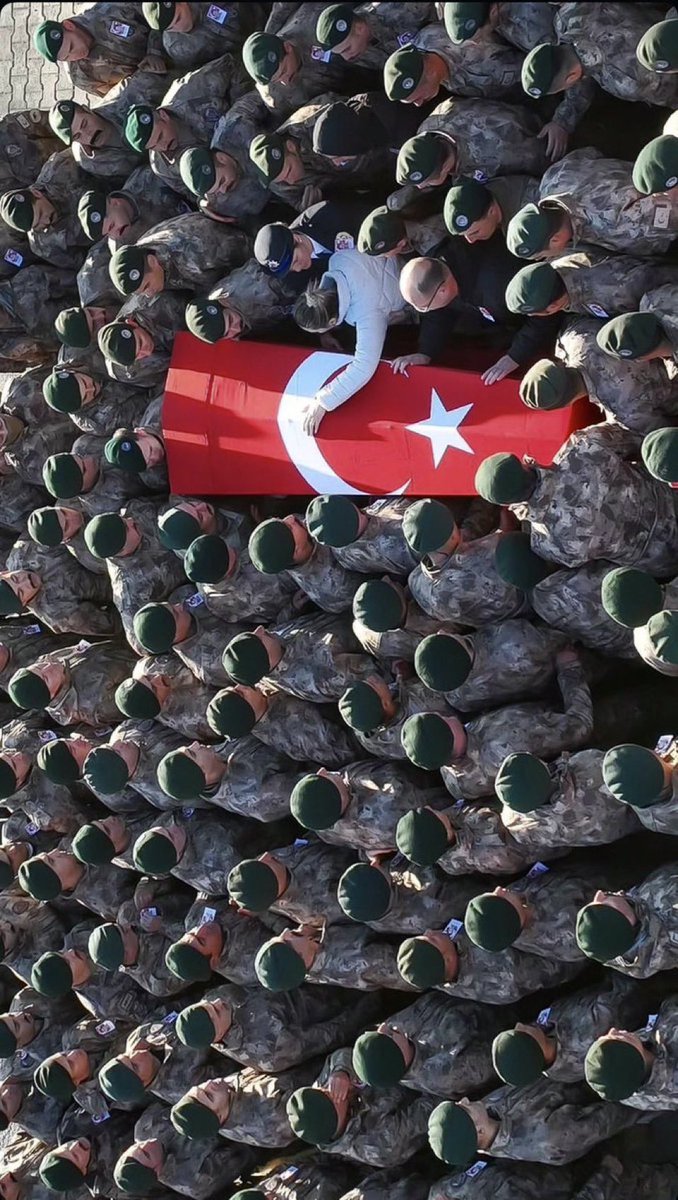 Bu dünyada bir nesneye yanar içim göynür özüm, yiğit iken ölenlere gök ekini biçmiş gibi...