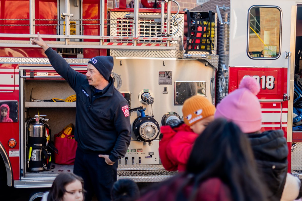 cscinc_org's tweet image. &quot;Two of our Easton classrooms visited the Easton Firehouse! 🚒 Families got an up-close look at the trucks and learned about our local firefighters’ work. Thank you, Easton Fire Dept! 👩‍🚒👨‍🚒 #CommunityServicesForChildren #FieldTrip&quot;