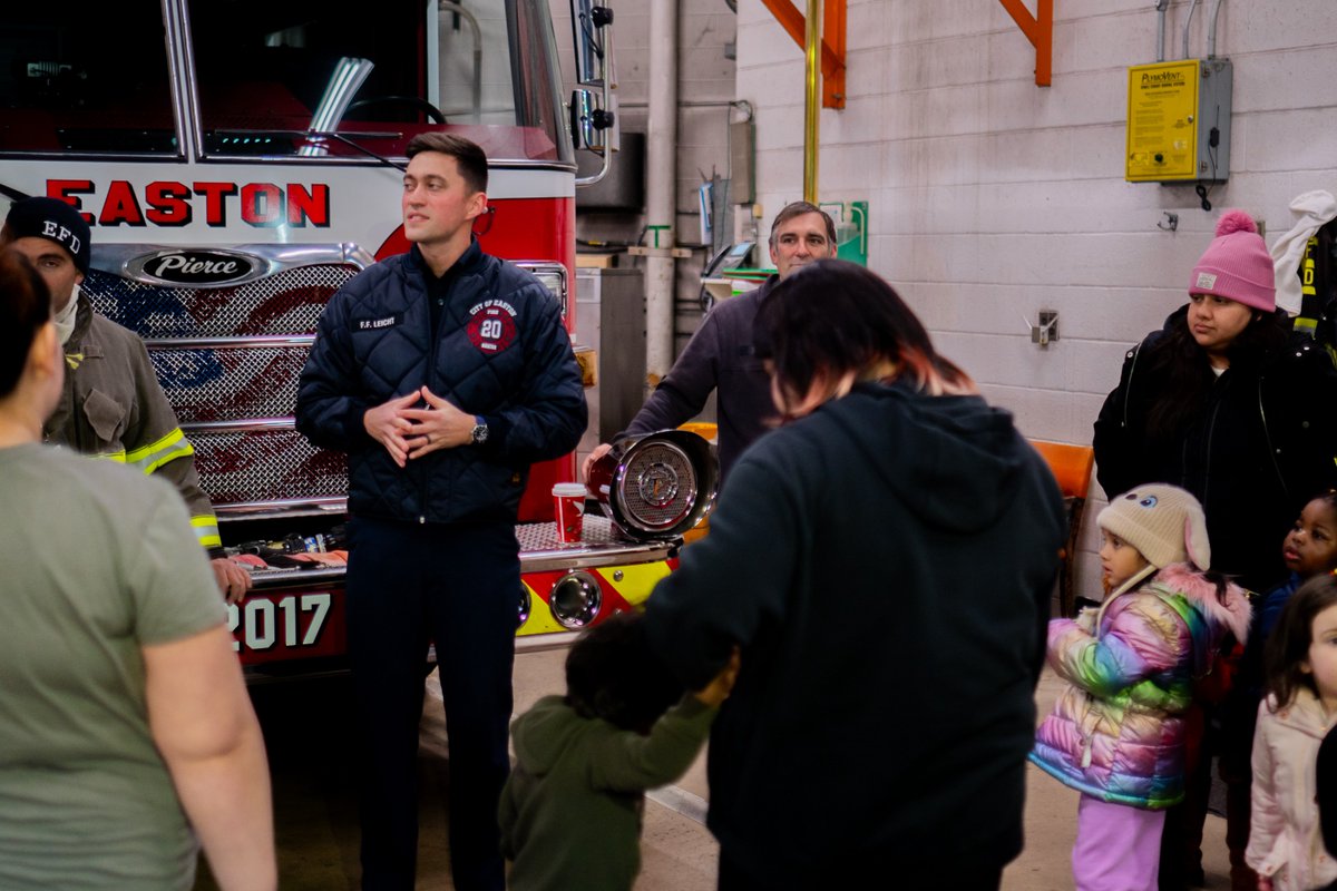 cscinc_org's tweet image. &quot;Two of our Easton classrooms visited the Easton Firehouse! 🚒 Families got an up-close look at the trucks and learned about our local firefighters’ work. Thank you, Easton Fire Dept! 👩‍🚒👨‍🚒 #CommunityServicesForChildren #FieldTrip&quot;