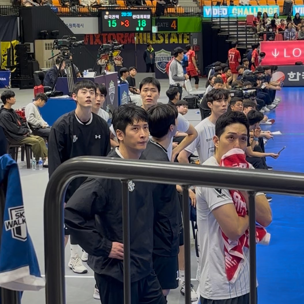 비판할때마다 흠칫 ••