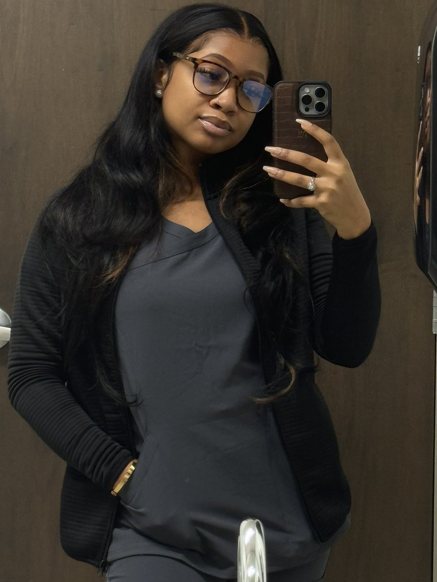 des_reneee's tweet image. gap year diaries🩺  dr. haley loading