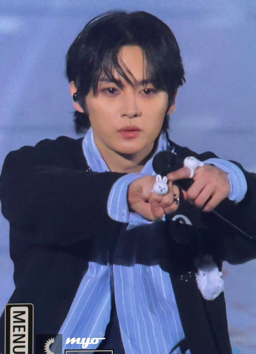 userlinoring's tweet image. EVERYONE LOOK AT MINO&apos;S LEEEBIT RING RIGHT NOW HE IS SHOWING IT TO YOU