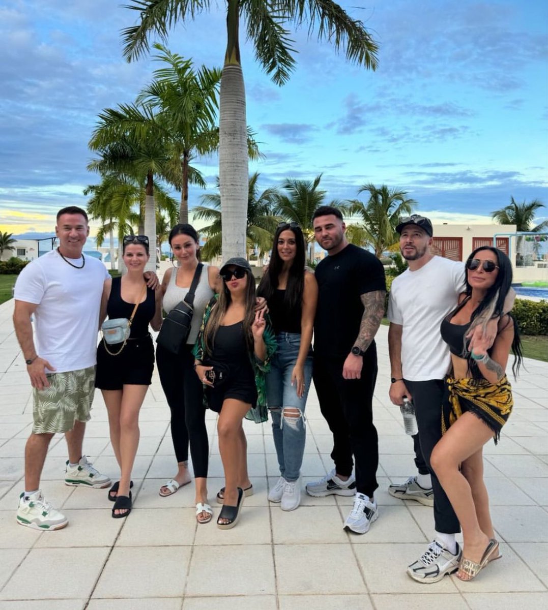 4thwallinsider's tweet photo. #JSFamilyVacation Season 8A filming in Jamaica! #JSFV8  🇯🇲 🤝 🇮🇹 https://t.co/ytPMMd8vuN